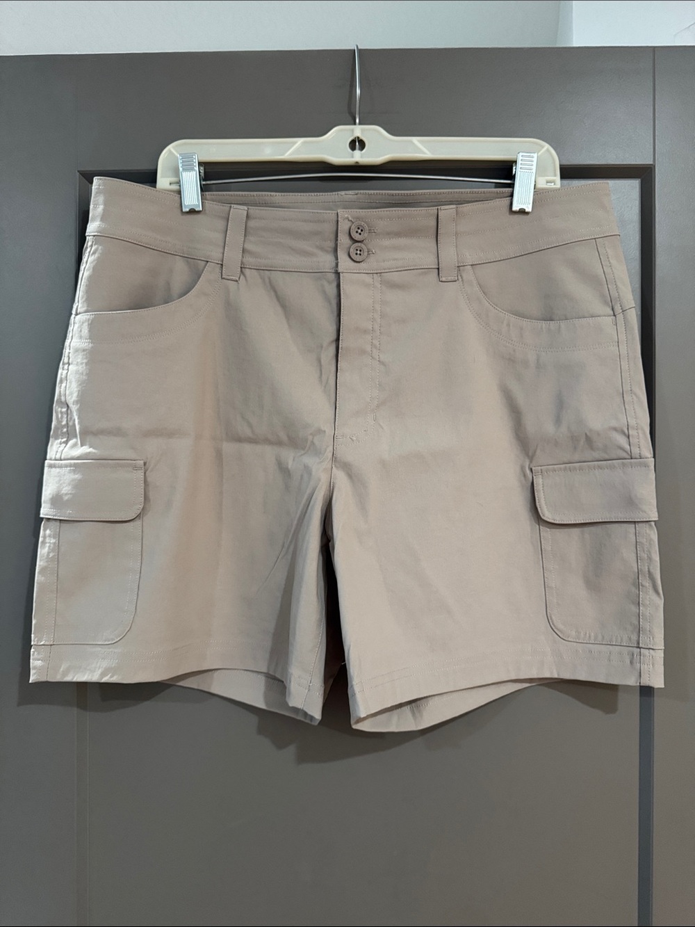 Women’s Cargo Shorts in Light Tan